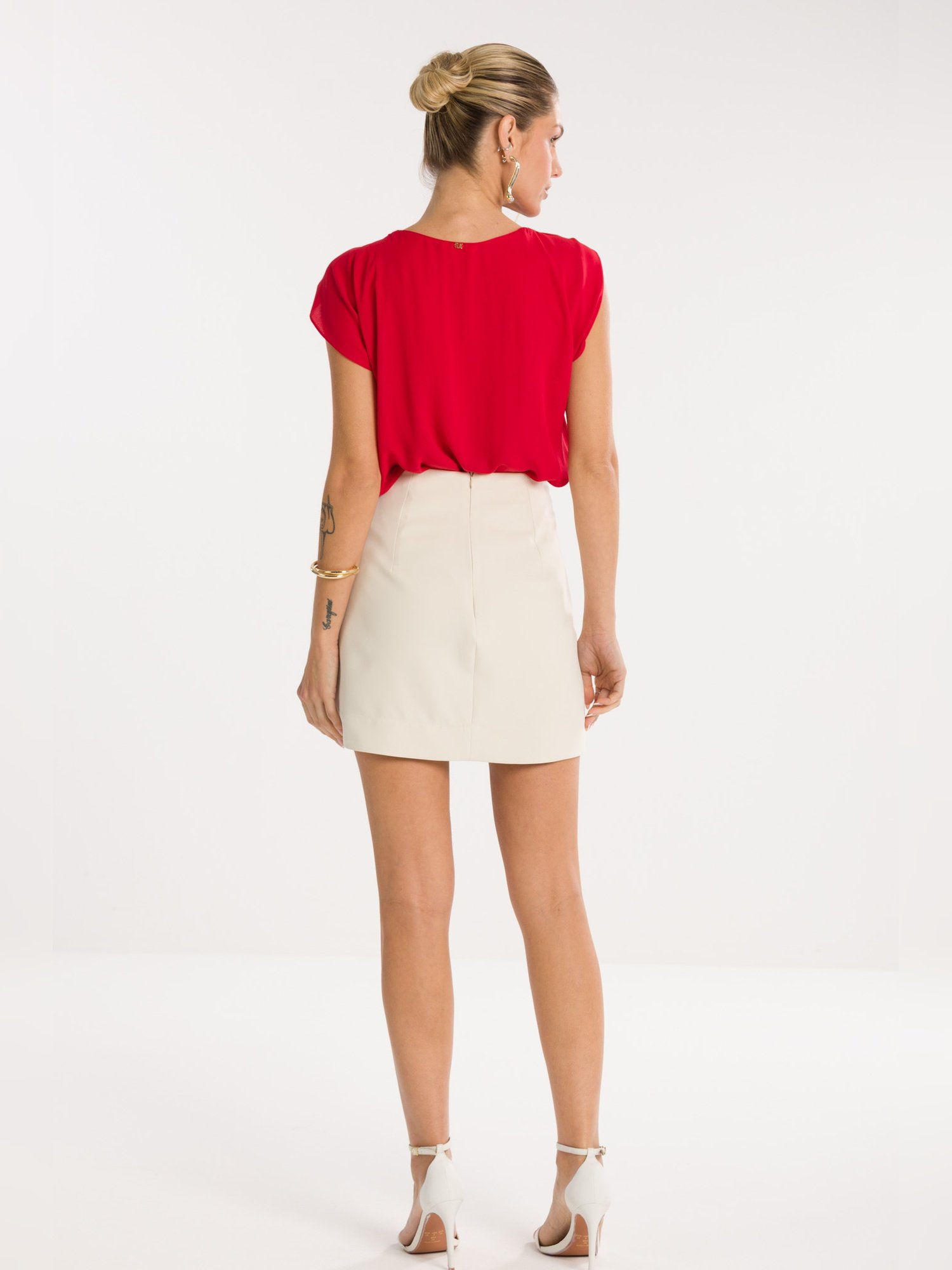 03 shorts saia rebeca bege claro